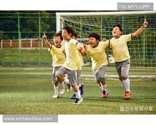 在绿茵场上绽放的爱恋与激情足球与爱情的完美交融